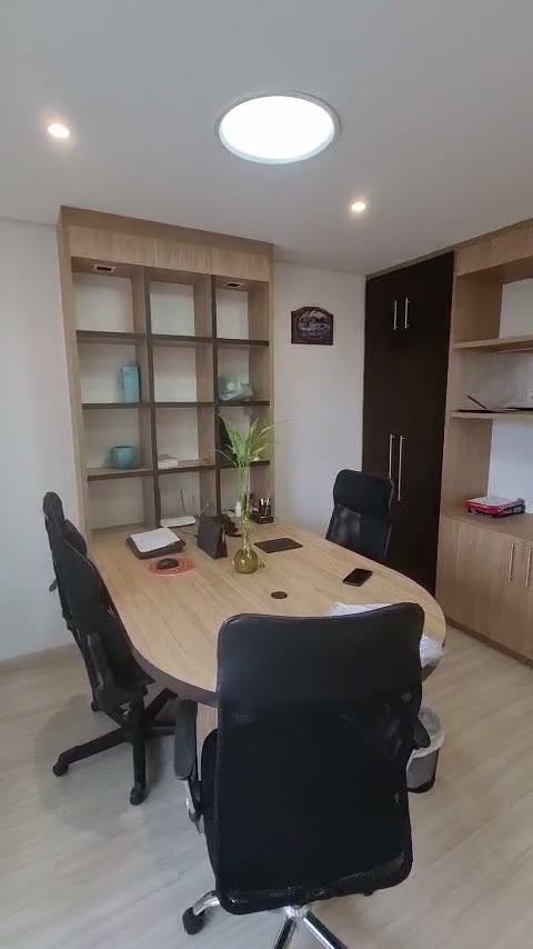 Mesa de trabalho, cadeiras e armários no escritório da Machia